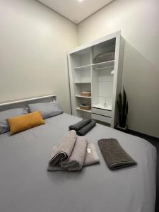 a bedroom with a bed with two towels on it at Edícula para descansar e passar ótimos momentos in Foz do Iguaçu +33 photos