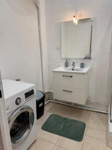 Gallery image of Spacieux T3 centre-ville 4 personnes in Marseille +4 photos