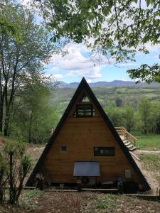 Cabaña de marco con techo de paja en MajdanskiKutak2, en Gornji Milanovac