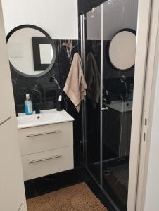 a bathroom with a shower and a sink and mirror at פנינה בבקעה - בקרבת עמק המייענות בקעת הירדן in Bet Sheʼan