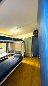 - une chambre avec 2 lits superposés et du parquet dans l'établissement Sea Wolf Surf Hostel Campeche, à Florianópolis