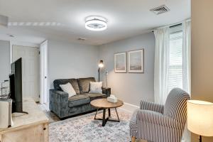 Una sala de estar con un sofá y un televisor. en 2 Mi to Uptown Centrally Located Kingston Apt!, en Kingston