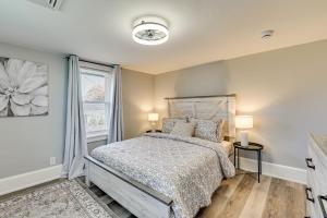 un dormitorio con una cama y una ventana en 2 Mi to Uptown Centrally Located Kingston Apt!, en Kingston