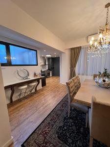 ein Esszimmer mit einem Tisch und einem großen Bildschirm in der Unterkunft Recoleta Luxury Getaway Retreat Condo in Buenos Aires