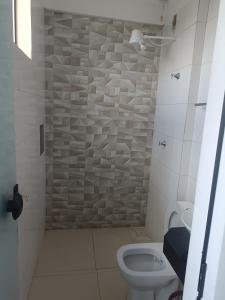 een badkamer met toilet en douche bij Hotel Rio do Ouro in Porangatu +13 foto's