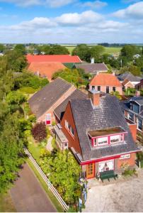 an overhead view of a house in a village at De Oude Bakkerij in Onderdendam