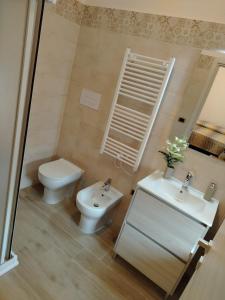 une salle de bain avec toilettes et lavabo dans l'établissement Casicarillo 800 appartamento moderno, à Serino