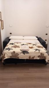 une chambre avec un lit avec une couverture dessus dans l'établissement Casicarillo 800 appartamento moderno, à Serino