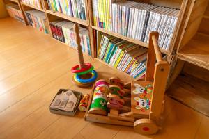 ein Spielzeug vor einem Bücherregal mit Büchern in der Unterkunft サウナ&ステイ吉日荘-益子町のサウナ付の貸切古民家 BBQ 高速Wi-fi in Mashiko