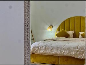 Кровать или кровати в номере استديو النورس 4 - بطراز البوهيمي بـ دخول ذاتي +2 фотографии