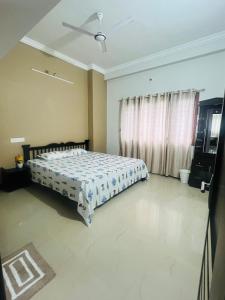 a bedroom with a bed in a room at Villa Sereno Belgaum in Belgaum