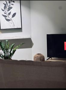 Телевизор и/или развлекательный центр в استديو النورس 4 - بطراز البوهيمي بـ دخول ذاتي