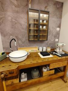 eine Theke mit einem Waschbecken und einer Schüssel darauf in der Unterkunft guest house museum in Sassari + 76 Fotos