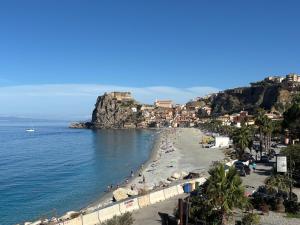 a beach with a bunch of people on the beach at IL VELIERO in Scilla