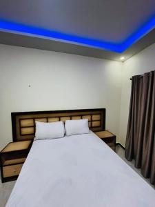 ein Schlafzimmer mit einem großen Bett mit blauer Decke in der Unterkunft Royal Palace 30 Home in Hurghada