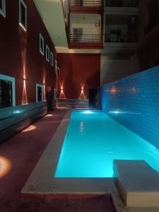 ein Schwimmbad in einem Gebäude in der Nacht in der Unterkunft Royal Palace 30 Home in Hurghada