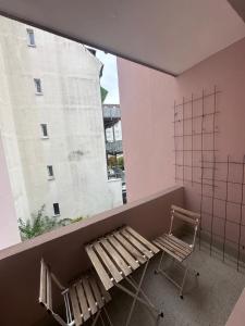 Stylish City Apartment mit Beamer & Balkon Zentral في هاغين: جلسة في غرفة مع نافذة