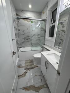 um banheiro branco com um vaso sanitário e uma pia em Brand new fully private Garden Suite 1 em Delta