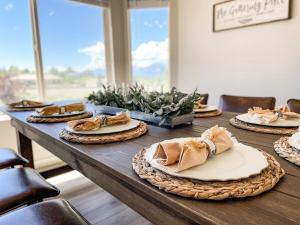 une table en bois avec des assiettes de nourriture dessus dans l'établissement 15524 Candle Creek, à Gleneagle