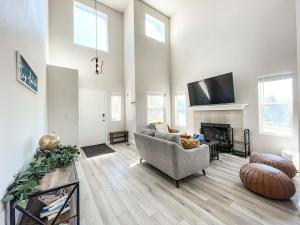 un salon avec un canapé et une cheminée dans l'établissement 15524 Candle Creek, à Gleneagle