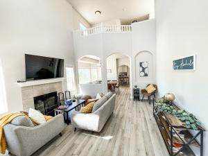 un salon avec deux canapés et une cheminée dans l'établissement 15524 Candle Creek, à Gleneagle