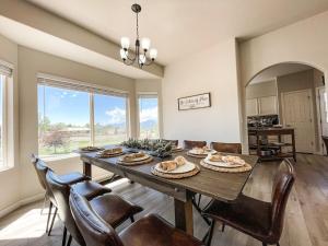 une salle à manger avec une table et des chaises en bois dans l'établissement 15524 Candle Creek, à Gleneagle