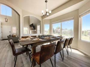 une salle à manger avec une grande table et des chaises dans l'établissement 15524 Candle Creek, à Gleneagle 28 autres photos