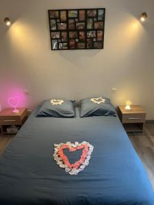 Ένα ή περισσότερα κρεβάτια σε δωμάτιο στο Chambre confortable chez habitant