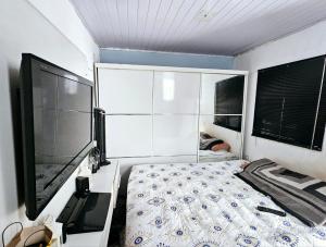 TV a/nebo společenská místnost v ubytování Casa em condomínio fechad0