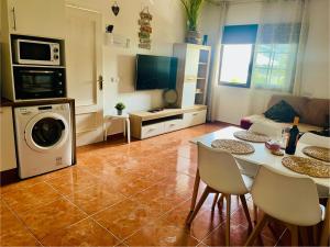 - un salon avec une table et un lave-linge dans l'établissement Pintadera´s house/Espiral, à Icod de los Vinos 12 autres photos