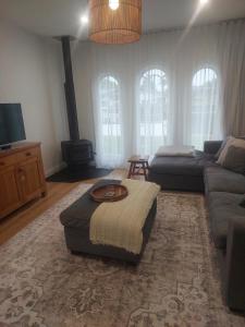 een woonkamer met een bank en een tafel bij Inner city Sanctuary in Gisborne