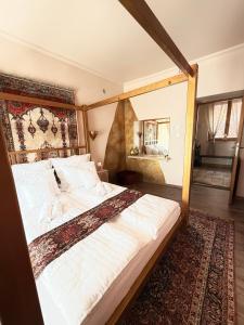 - une chambre avec un grand lit et un cadre en bois dans l'établissement HAREM romantic apartment, à Eger