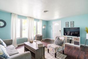 TV a/nebo společenská místnost v ubytování Lemon Bay Hideaway