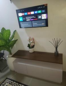 TV a/nebo společenská místnost v ubytování Fantastic Private Room in Oniru Estate