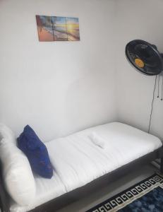 Postel nebo postele na pokoji v ubytování Fantastic Private Room in Oniru Estate