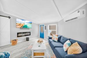 TV a/nebo společenská místnost v ubytování Dolphin House Rental Vacation