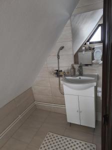 ein Badezimmer mit Waschbecken und Dusche in der Unterkunft Casa Ionuț și Sofia in Podu Dîmboviţei