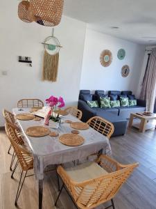 een tafel met stoelen en een bank in de woonkamer bij The marbella villas 2 in Grand Baie