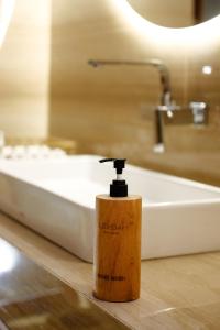 Ένα μπάνιο στο Lembah Lombok - Private 2BR Pool Villas near Kuta Center +21 φωτογραφίες