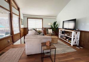 Et tv og/eller underholdning på Beachfront - Surf City Swell - Beach Bungalow