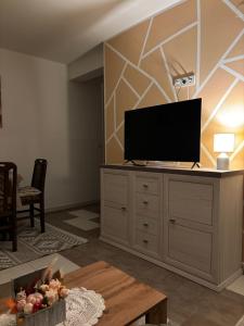 Μια τηλεόραση ή/και κέντρο ψυχαγωγίας στο Apartman Luna