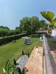 a garden with a table and chairs in the grass at Chalet Las Rosas in Albacete