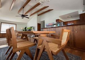 Et opholdsområde på Beachfront - Surf City Swell - Beach Bungalow + 25 billeder