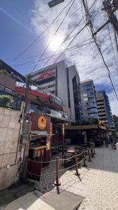 a food stand on a street in a city at Conj Pajuçara 3 minutos da praia, 5 pessoas! in Maceió