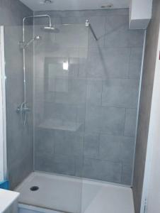 prysznic ze szklanymi drzwiami w łazience w obiekcie Maison conviviale à Cayeux-sur-Mer avec jardin w mieście Cayeux-sur-Mer +7 zdjęć