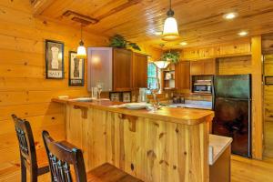 eine Küche mit einer großen Holzinsel in einer Hütte in der Unterkunft Hot Tub & WiFi - ManeStay - Red River Gorge KY in Slade