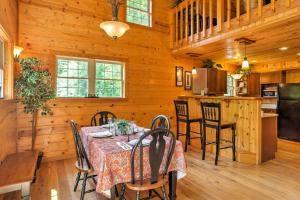 ein Esszimmer mit Tisch und Stühlen in einer Hütte in der Unterkunft Hot Tub & WiFi - ManeStay - Red River Gorge KY in Slade + 17 Fotos
