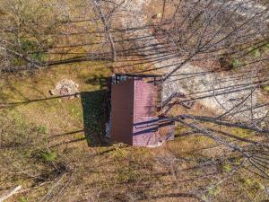 eine Aussicht auf ein rosafarbenes Gebäude im Gras in der Unterkunft Hot Tub WiFi Pet-Friendly - Mountain Spirit in Slade