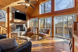 ein Wohnzimmer mit Kamin und Fernseher in der Unterkunft Hot Tub WiFi Pet-Friendly - Mountain Spirit in Slade + 36 Fotos