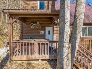 Blockhaus mit einer großen Terrasse und einer Veranda in der Unterkunft Hot Tub WiFi Pet-Friendly - Mountain Spirit in Slade